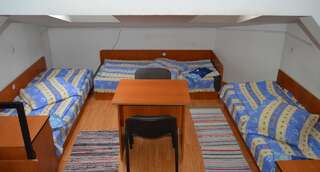 Хостелы Kollege Hostel Клуж-Напока Односпальная кровать в общем мужском номере-4